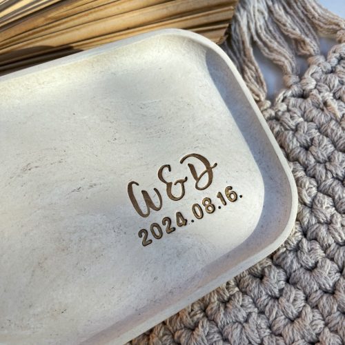 KÉT KEZDŐBETŰS nagy ékszertartó tálka kalligrafikus betűtípussal és dátummal