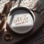 Két kezdőbetűs kis tálka kalligrafikus betűtípussal és dátummal - bézs