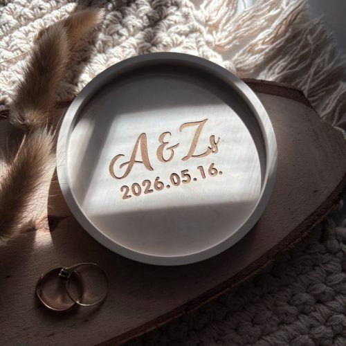 Két kezdőbetűs kis tálka kalligrafikus betűtípussal és dátummal - bézs