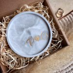 Két kezdőbetűs kis tálka kalligrafikus betűtípussal - szürke