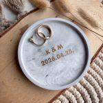 Két kezdőbetűs kis tálka nyomtatott betűtípussal és dátummal - szürke