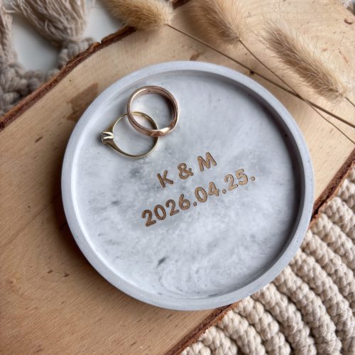 Két kezdőbetűs kis tálka nyomtatott betűtípussal és dátummal - szürke