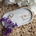 Két kezdőbetűs közepes tálka kalligrafikus betűtípussal és dátummal - szürke