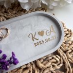 Két kezdőbetűs közepes tálka kalligrafikus betűtípussal és dátummal - szürke