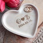 Két kezdőbetűs szív tálka kalligrafikus betűtípussal és dátummal - bézs